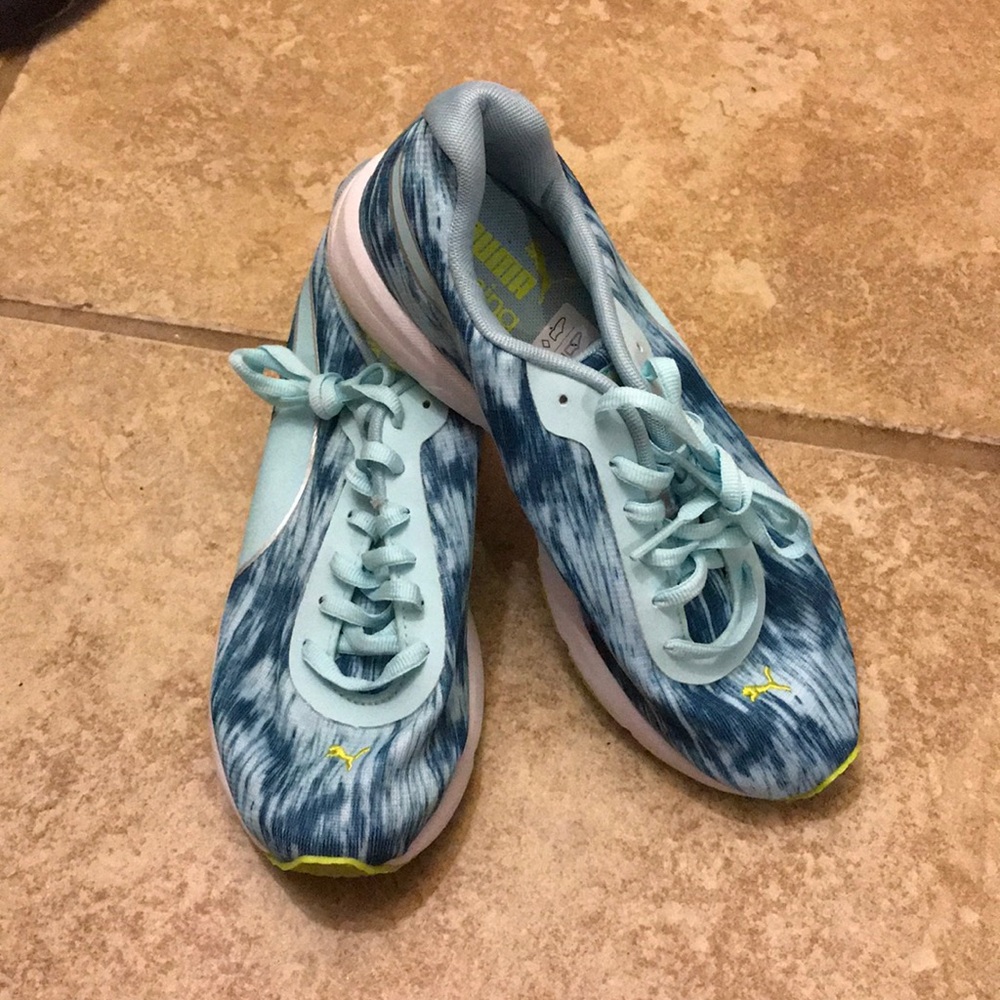 Tennis shoes